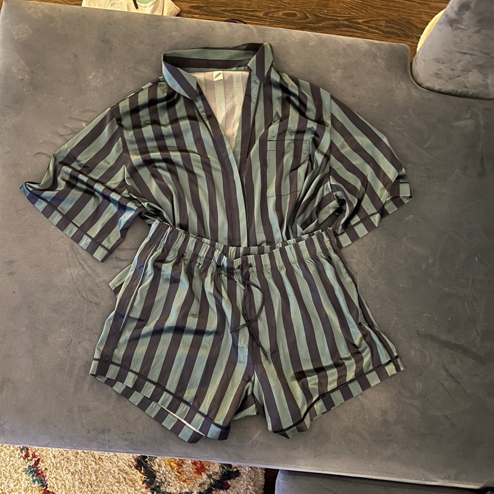 Parade green and black matching pajama set 🪄